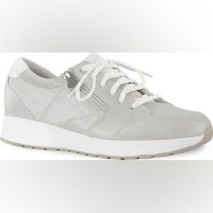 NWT Munro Sutton Sneaker in Silver Size 9W